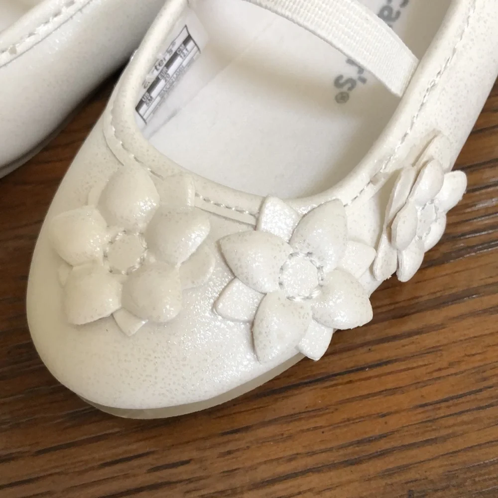 New baby girls slip on Mary Jane shoes with decorative flowers. Sz 5. Off white.